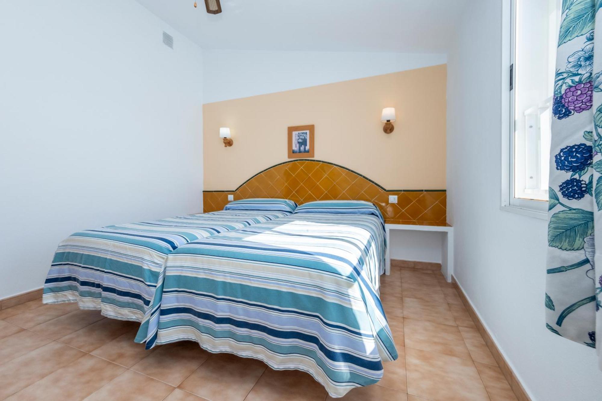 Apartamentos Sol Ponent Cala Blanca Kültér fotó