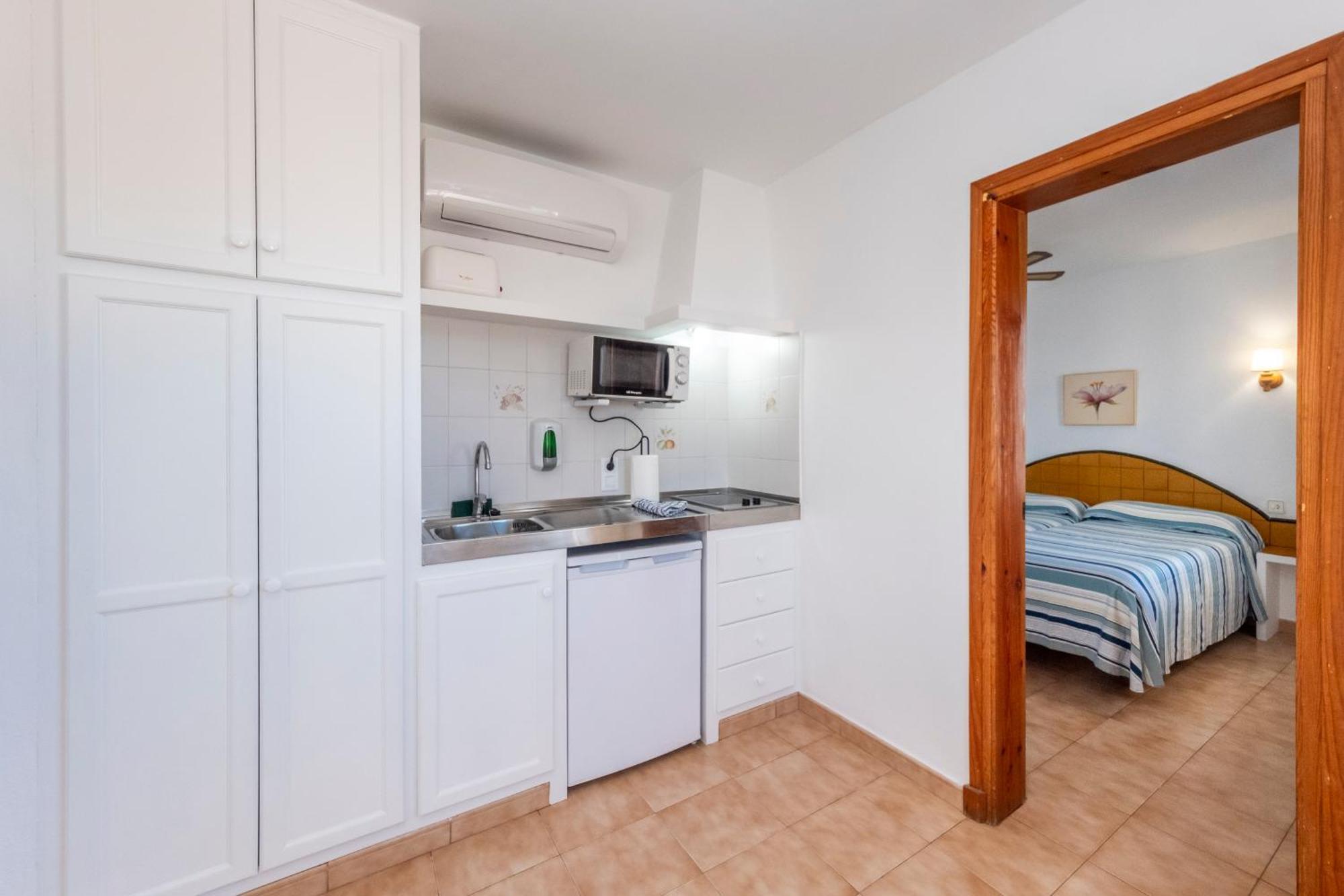 Apartamentos Sol Ponent Cala Blanca Kültér fotó