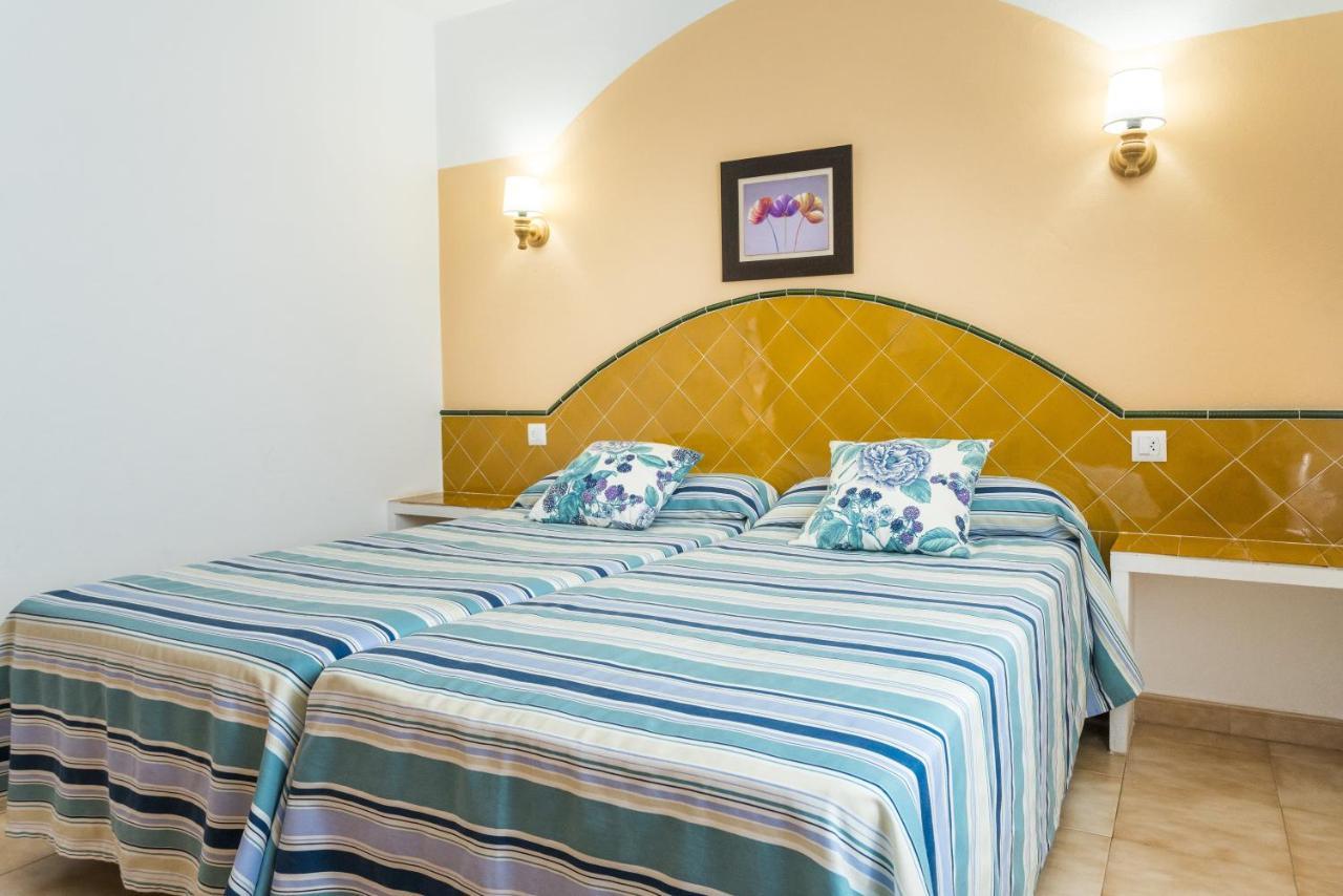 Apartamentos Sol Ponent Cala Blanca Kültér fotó